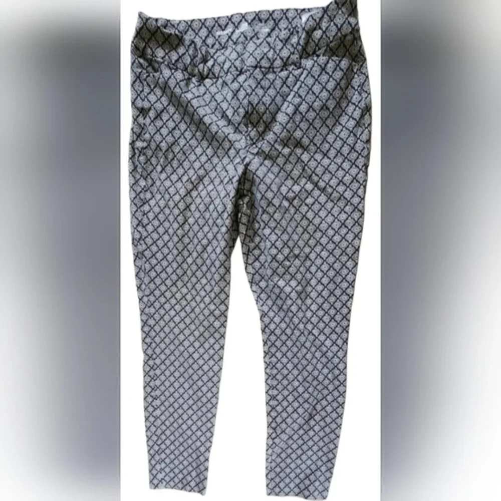 Old Navy Pixie 4 Black And White Brocade Pattern Straight Leg Trouser.